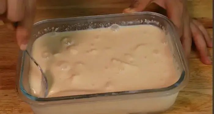 Đổ hỗn hợp vào khuôn