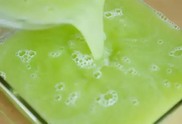 Đổ hỗn hợp vào khay thủy tinh