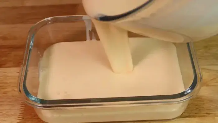 Đổ hỗn hợp vào khuôn